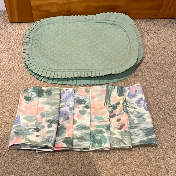 Placemats/Napkins/Tablecloth - Picture 2 of 5